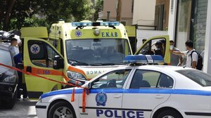 Αιματηρό επεισόδιο στην Λιβαδειά: Μαχαίρωσαν 20χρονο στην κεντρική πλατεία της πόλης