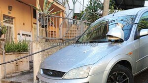 Φωτιστικό έπεσε πάνω σε σταθμευμένο αυτοκίνητο στη Λαμία