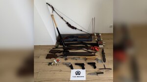 Έτοιμος για... μάχη Ηρακλειώτης: Είχε στο σπίτι του σπαθί, τόξο και όπλα