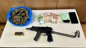 Έκρυβε στο αυτοκίνητο το υποπολυβόλο και 200 γραμμάρια κάνναβης