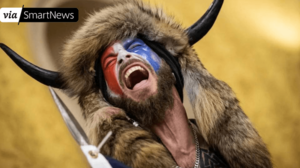 Ο "σαμάνος" του Καπιτωλίου έλαβε χάρη από τον Τραμπ και πάει να αγοράσει όπλα