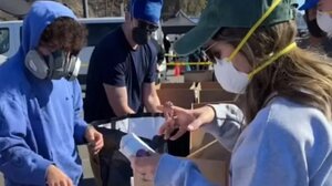 Η Selena Gomez και ο Benny Blanco διανέμουν προμήθειες έκτακτης ανάγκης στο Λος Άντζελες