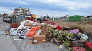 Εδώ και δύο μήνες συσωρρεύονται σκουπίδια στην οδό Κουνάβων στα Δειλινά