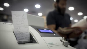 ΑΑΔΕ: “Κυνήγι” για εκατοντάδες επιχειρήσεις που δεν έχουν διασυνδέσει τα POS με τις ταμειακές