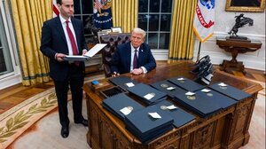 Ο Τραμπ ακύρωσε διατάγματα που προωθούσαν τα δικαιώματα της ΛΟΑΤΚΙ+ κοινότητας και των μειονοτήτων