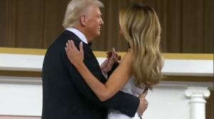 Ντόναλντ Τραμπ: Ο χορός με την Μελάνια Τραμπ και το YMCA με το... σπαθί 