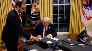 «Βόμβα» Τραμπ: «Ανακοινώνω σύντομα την επιβολή δασμών στην ΕΕ»