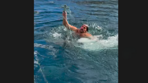 Αντώνης Τσαπατάκης: Ο παραολυμπιονίκης βούτηξε και έπιασε τον Σταυρό 