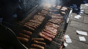 Έτοιμοι για τσικνίσματα στο Αρκαλοχώρι - Σε θέσεις μάχης οι ψησταριές