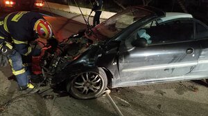 Σμπαράλια το αυτοκίνητο μετά το τροχαίο - Γλίτωσε τα χειρότερα ο οδηγός