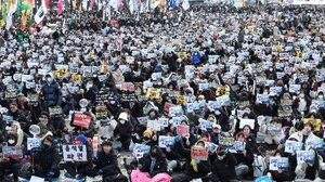 Ν.Κορέα: Παρά το χιόνι, χιλιάδες διαδηλώνουν υπέρ και κατά της σύλληψης του παυθέντος προέδρου