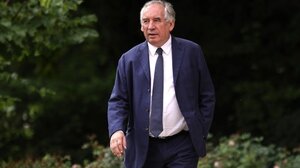 Γαλλία: Ο Μπαϊρού πρότεινε να ξανανοίξει η συζήτηση για τη μεταρρύθμιση του συνταξιοδοτικού