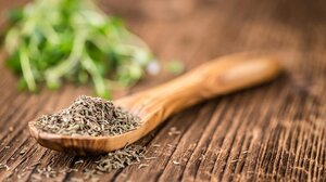 Το «μπαχαρικό του Ιπποκράτη» που αντιμετωπίζει την ακμή και τις λοιμώξεις