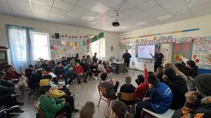 Ένα ασθενοφόρο στο Δημοτικό Σχολείο Βαρυπέτρου για την επιμόρφωση των μαθητών