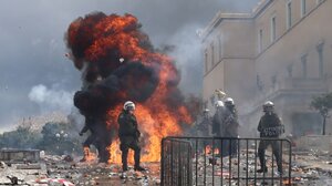 Επεισόδια στο Σύνταγμα: Πολλοί οι τραυματίες - Σαράντα μία συλλήψεις