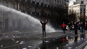 Τέμπη: Είκοσι εννέα οι τραυματίες από τα επεισόδιά στο Σύνταγμα    