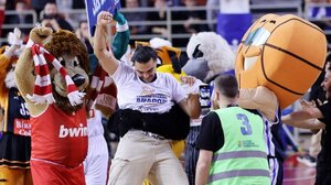 Παναθηναϊκός - Ολυμπιακός: Αποθέωση για τον φίλαθλο που σκόραρε από το κέντρο και κέρδισε 3000 ευρώ!