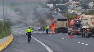 Στις φλόγες φορτηγό στην Εθνική Οδό! - Δείτε βίντεο