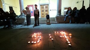 Άναψαν κεριά για τους νεκρούς των Τεμπών - Βραδινή κινητοποίηση στο Ηράκλειο