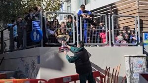 Π. Καλαϊτζάκης: Επισκέφτηκε το δημοτικό που πήγαινε, με το Κύπελλο Ελλάδας