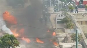 Τέμπη: Επεισόδια με μολότοφ και πέτρες στο συλλαλητήριο στο Σύνταγμα - Άνοιξαν τις πόρτες της Βουλής για να σωθεί ο κόσμος