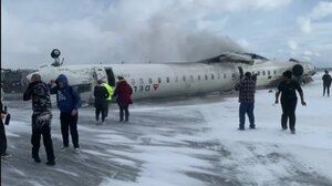 Συντριβή αεροσκάφους κατά την προσγείωση στο αεροδρόμιο του Τορόντο