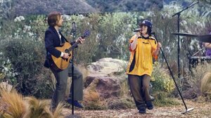 Grammy 2025: Η Μπίλι Άιλις με καπέλο Jockey μάρκας 188 ετών από το Γιορκσάιρ της Βρετανίας