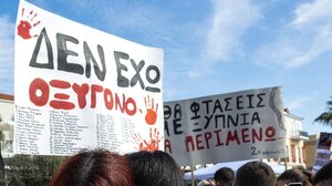 Εκατοντάδες Έλληνες των Βρυξελλών συγκεντρώθηκαν έξω από το Ευρωπαϊκό Κοινοβούλιο, στη μνήμη των θυμάτων των Τεμπών