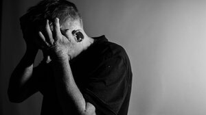 Μετά τις ύβρεις στον ιερέα, ξέσπασε και κατά του ΕΚΑΒ που μετέφερε τον πατέρα του