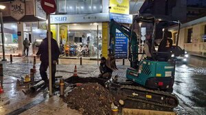 Ηράκλειο: Συνεργείο της ΔΕΥΑΗ στο δρόμο που εμφανίστηκε η τρύπα