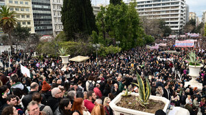 Τέμπη: Ανθρώπινο ποτάμι στο Σύνταγμα με πρωτοφανή συμμετοχή πολιτών – Παραμένουν οι διαδηλωτές