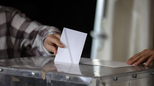 Δημοσκόπηση Metron Analysis: Ακρίβεια και κράτος δικαίου τα σημαντικότερα προβλήματα για τους πολίτες