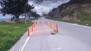 Επικίνδυνη καθίζηση στην είσοδο του χωριού