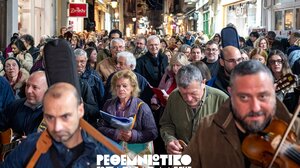 Μάγεψαν οι ρομαντικές καντάδες στην παλιά πόλη του Ρεθύμνου