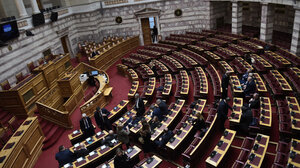 Φωνές και λιποθυμίες έξω από το γραφείο του Μάντζου στη Βουλή – Παρενέβη η φρουρά