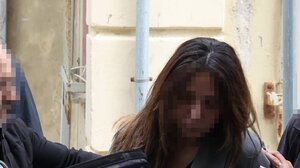 Με αλεξίσφαιρο στα δικαστήρια η 40χρονη Κρητικιά - Ξανά στο εδώλιο για το βιτριόλι στον εν διαστάσει σύζυγο της