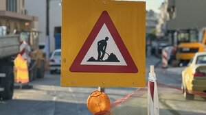 Εργασίες αποκατάστασης του πλακόστρωτου στην οδό Κτιστάκη