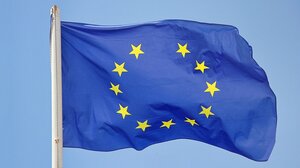 H ΕΕ απειλεί να βάλει στο στόχαστρο τεχνολογικούς γίγαντες των ΗΠΑ