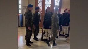 Βίντεο: Η στιγμή που η προεδρική φρουρά μπήκε στη Βουλή για να προστατευτεί από τα επεισόδια στο Σύνταγμα