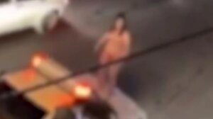 Ιράν: Γυμνή γυναίκα ανέβηκε πάνω σε περιπολικό για να διαμαρτυρηθεί κατά των αυστηρών κανόνων ενδυμασίας 