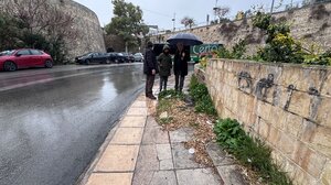 Στις εργασίες διαμόρφωσης της πρώτης πεζής διαδρομής προς το κέντρο ο Αλ. Καλοκαιρινός