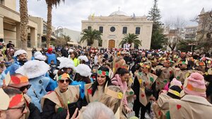 "Ήρθες και πάλι τρελό καρναβάλι" - Η μεγάλη καρναβαλική παρέλαση στο Ηράκλειο