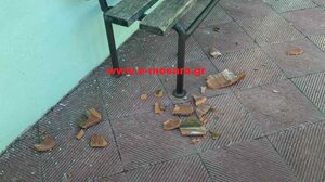 Μοίρες: Ο δυνατός αέρας έριξε κεραμίδια της σκεπής στην αυλή σχολείου