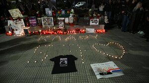 Τέμπη: Συγκίνηση στη Λάρισα καθώς το ρολόι έδειχνε 23:21 - Σχημάτισαν με κεριά τον αριθμό «57» και το όνομα της Κλαούντια