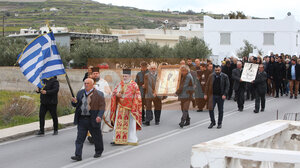 Λιτανεία στη Σαντορίνη για τους σεισμούς - Στους δρόμους με εικόνες και λείψανα αγίων