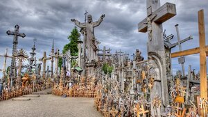 Λόφος των Σταυρών: Το ιστορικό μνημείο στην Λιθουανία με τους 100.000 σταυρούς