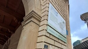 "Είναι η Λότζια μνημείο;"