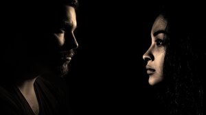 Ηράκλειο: Καταγγέλλει ότι αποπειράθηκε να την βιάσει ο σύζυγος της ενώ της έστειλε και απειλητικό μήνυμα