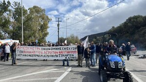 Μεγάλα Χωράφια: Συμβολικός αποκλεισμός του δρόμου για τον πρωτογενή τομέα