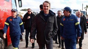 Στη Σαντορίνη ο Κυρ. Μητσοτάκης: «Συνιστώ ψυχραιμία, να ακούμε τις οδηγίες της πολιτικής προστασίας»